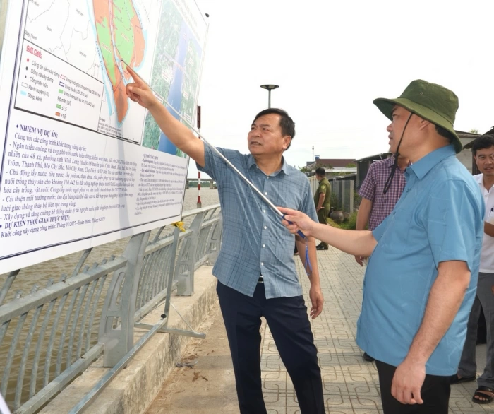 Bộ trưởng Bộ Nông nghiệp và Môi trường Trịnh Việt Hùng khảo sát thực địa công trình kè Giao Hòa và cống An Hóa