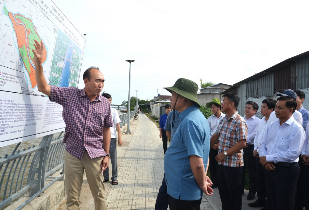 Đại diện  Ban Quản lý  Dự án nông nghiệp tỉnh Vĩnh Long nêu vấn đề vướng mắc Dự án quản lý nước Bến Tre cần tháo gỡ 
