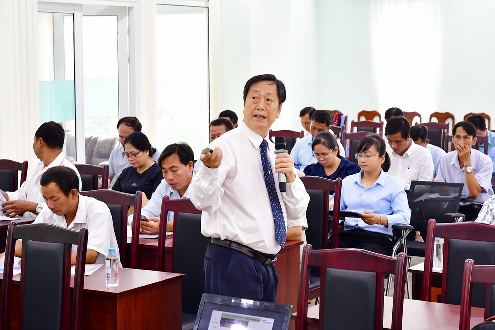 
ThS Vũ Tuấn Quỳnh- Nguyên Trưởng khoa Hệ thống điện, Trường Cao đẳng Điện lực TP. HCM triển khai các chuyên đề tại lớp tập huấn.
