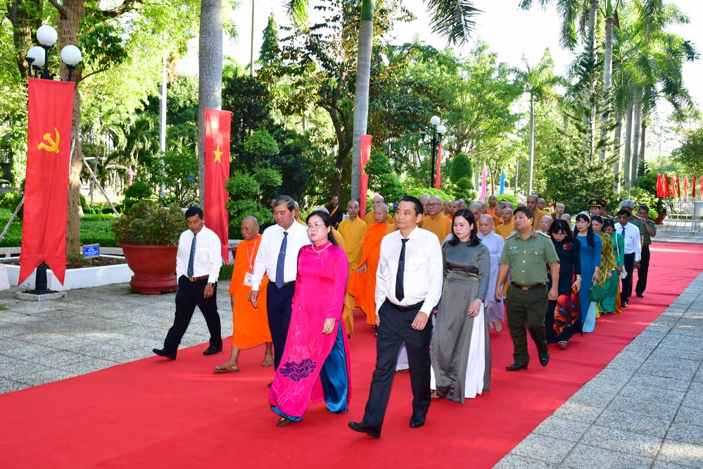 Lãnh đạo tỉnh và đại biểu đến viếng Chủ tịch Hồ Chí Minh tại Đền thờ Người.