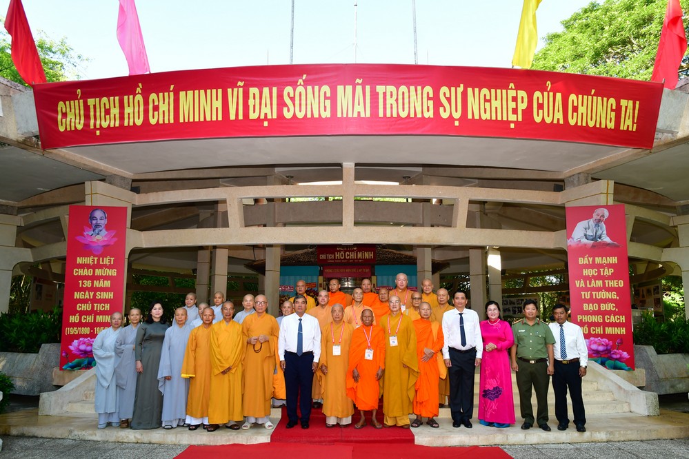 Đại biểu chụp ảnh lưu niệm tại Khu di tích lịch sử văn hóa quốc gia Đền thờ Chủ tịch Hồ Chí Minh.