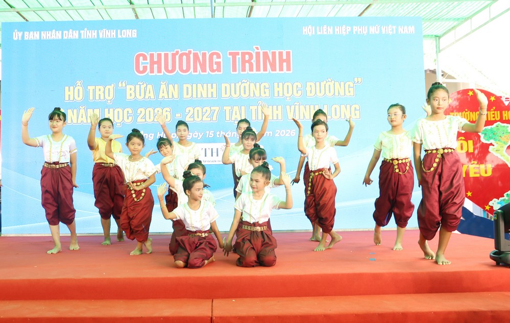 Tiết mục múa văn nghệ do học sinh xã Long Hiệp trình bày.
