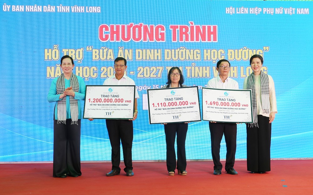 Đoàn công tác trao nguồn lực hỗ trợ chương trình “Bữa ăn dinh dưỡng học đường” cho Ban giám hiệu 3 trường tiểu học.
