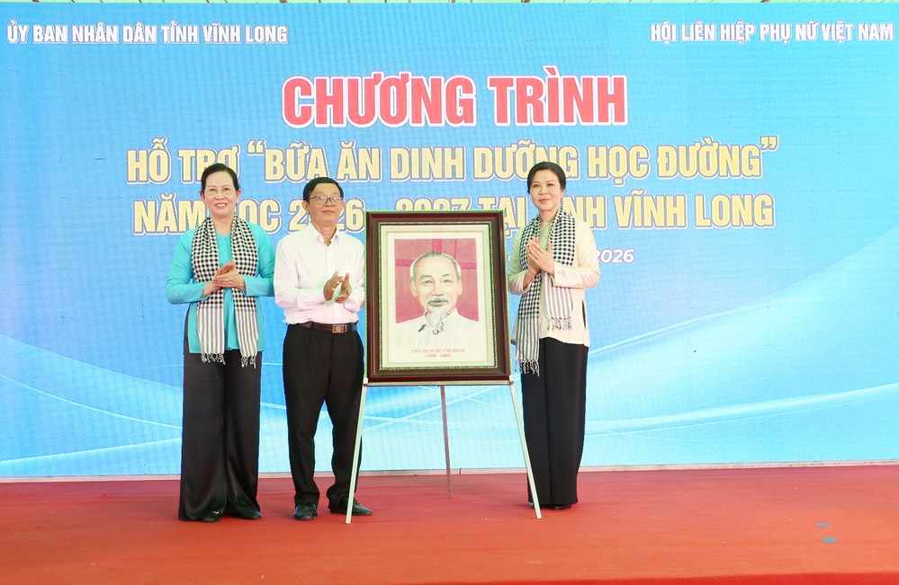 Đoàn công tác trao quà cho Trường Tiểu học Tân Hiệp B.