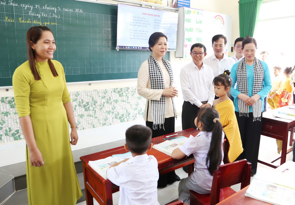 Đoàn công tác tham quan lớp học tại Trường Tiểu học Tân Hiệp B.