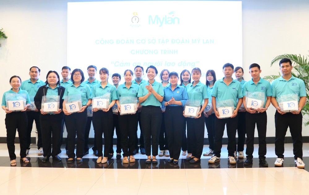Tặng quà cho các đoàn viên có trên 10 năm gắn bó với tổ chức công đoàn.