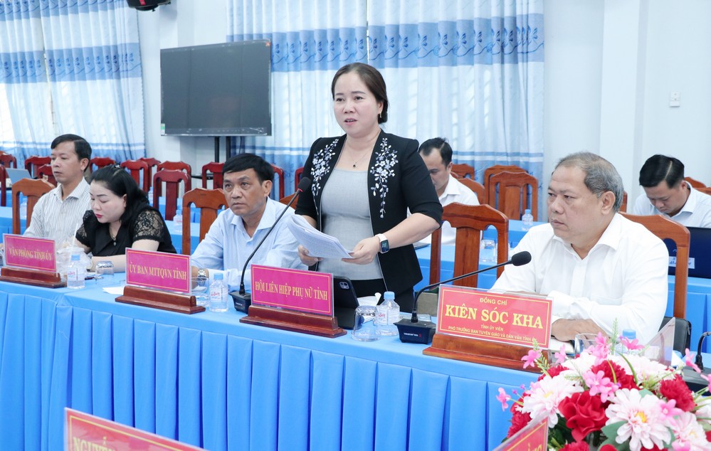 Đồng chí Nguyễn Thị Kim Thoa- Tỉnh ủy viên, Phó Chủ tịch Ủy ban MTTQ Việt Nam tỉnh, Chủ tịch Hội LHPN tỉnh thảo luận về các giải pháp hỗ trợ phụ nữ phát triển kinh tế, chuyển đổi số.