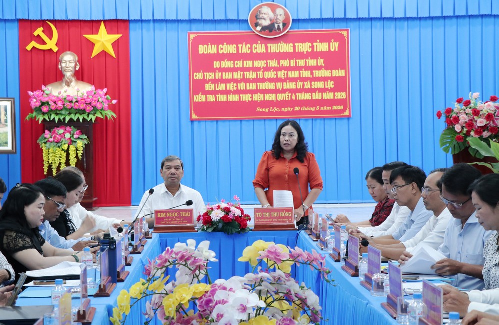 Đồng chí Tô Thị Thu Hồng- Bí thư Đảng ủy xã Song Lộc đề xuất một số ý kiến, kiến nghị đối với các sở, ngành tỉnh.
