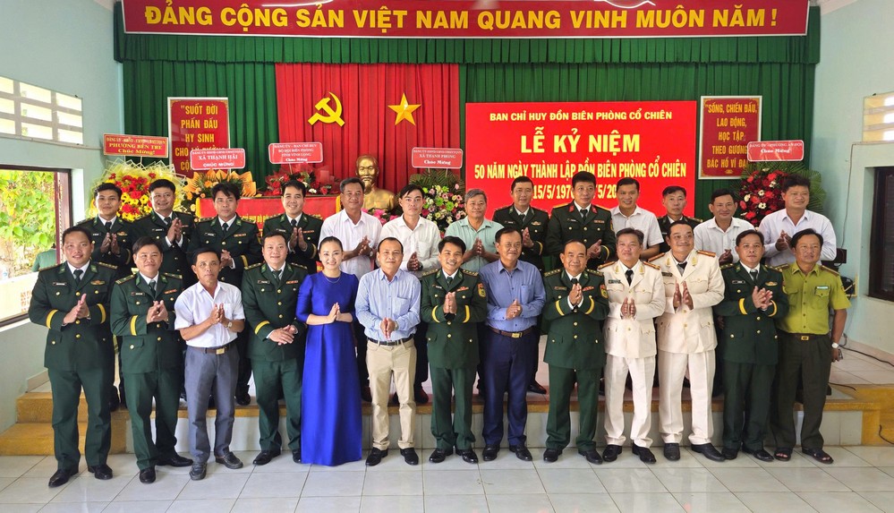 
Đại biểu chụp ảnh lưu niệm với cán bộ, chiến sĩ tại buổi lễ kỷ niệm 50 năm đơn vị.