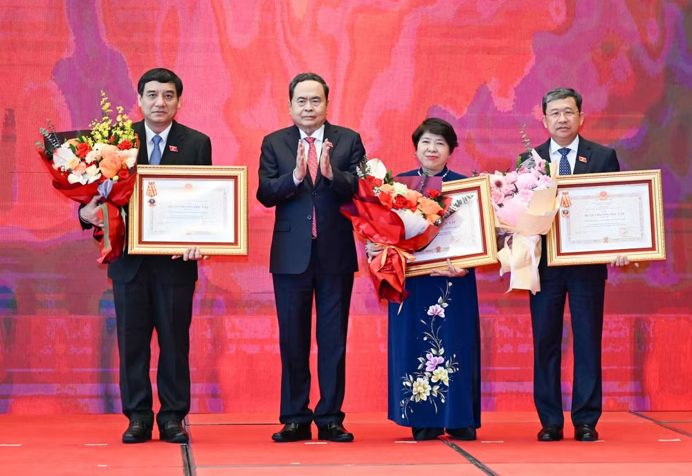 Chủ tịch Quốc hội Trần Thanh Mẫn trao Huân chương Lao động hạng Nhì của Chủ tịch nước tặng Ủy ban Pháp luật và Tư pháp của Quốc hội và Ủy ban Công tác đại biểu của Quốc hội. (Ảnh: DUY LINH)