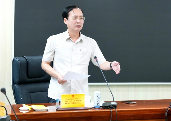 Chủ tịch UBND tỉnh làm việc với Văn phòng UBND tỉnh