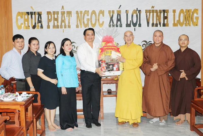 Đoàn công tác của UBND tỉnh thăm, chúc mừng Đại lễ Phật đản
