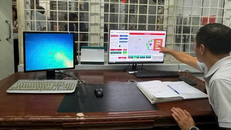 Cán bộ Trung tâm Chiếu xạ Hà Nội vận hành điều khiển quy trình chiếu xạ nông sản.

