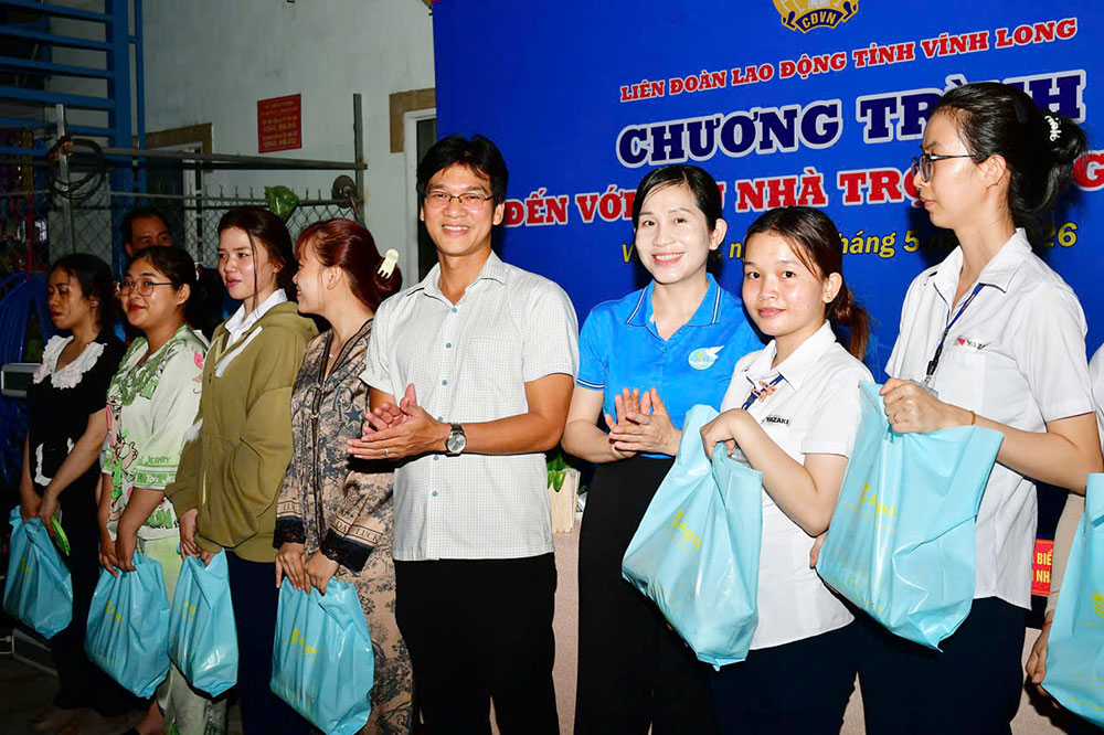 50 phần quà ý nghĩa được trao cho công nhân hoàn cảnh khó khăn tại chương trình.