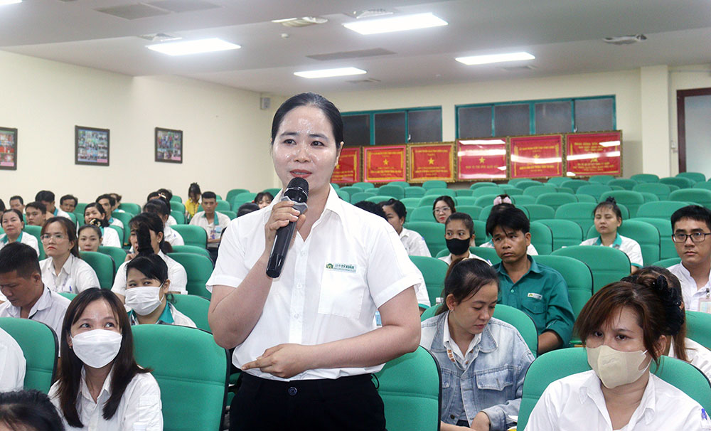 Người lao động đặt câu hỏi, trao đổi tại hội thảo.
