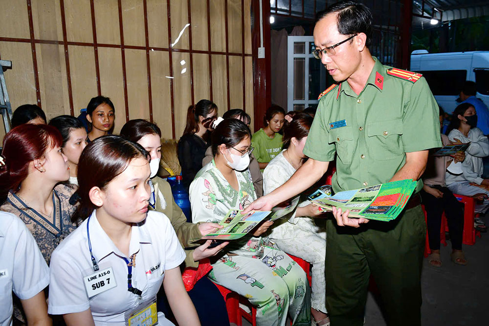 Công an phường Long Đức phát tờ rơi tuyên truyền về tác hại của ma túy cho công nhân tham gia chương trình.