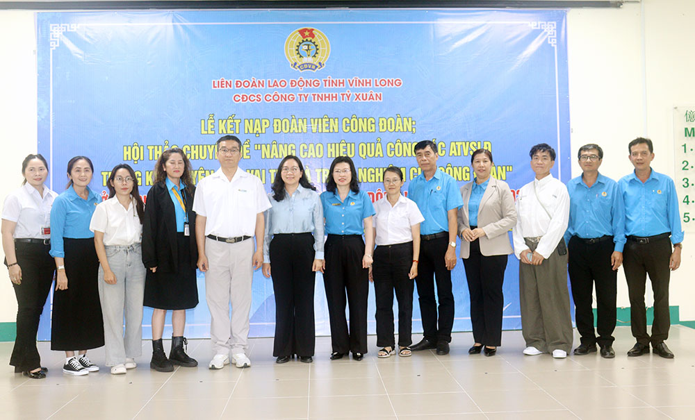Các đại biểu chụp ảnh lưu niệm cùng Ban Giám đốc và Ban Chấp hành Công đoàn cơ sở Công ty TNHH Tỷ Xuân.