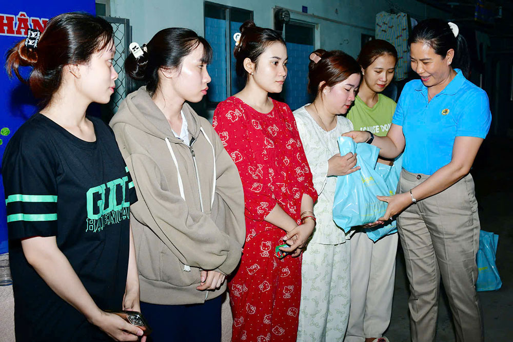 Đại diện Công đoàn phường Long Đức trao quà cho công nhân.