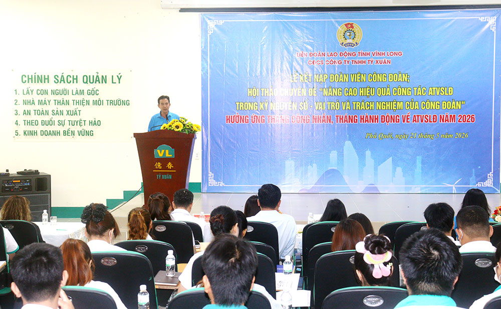 Đại diện Công đoàn cơ sở công ty trình bày tham luận.