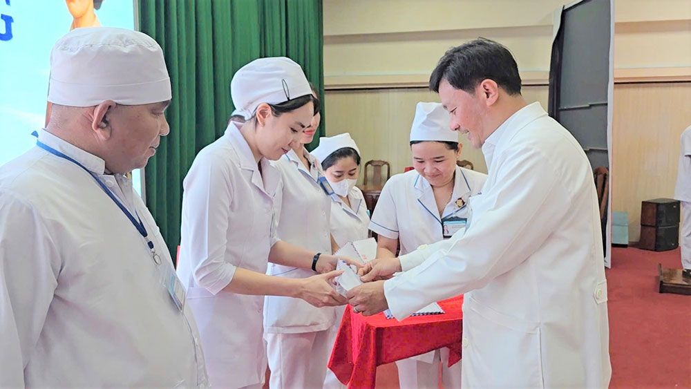 Giám đốc BVĐK Vĩnh Long biểu dương, khen thưởng các cá nhân tiêu biểu của phong trào thi đua năm 2025 có những đóng góp tích cực trong công tác điều trị và hỗ trợ người bệnh.
