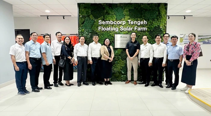 Đoàn công tác xúc tiến đầu tư tỉnh Vĩnh Long tham quan mô hình trang trại điện mặt trời nổi trên mặt nước tại Singapore