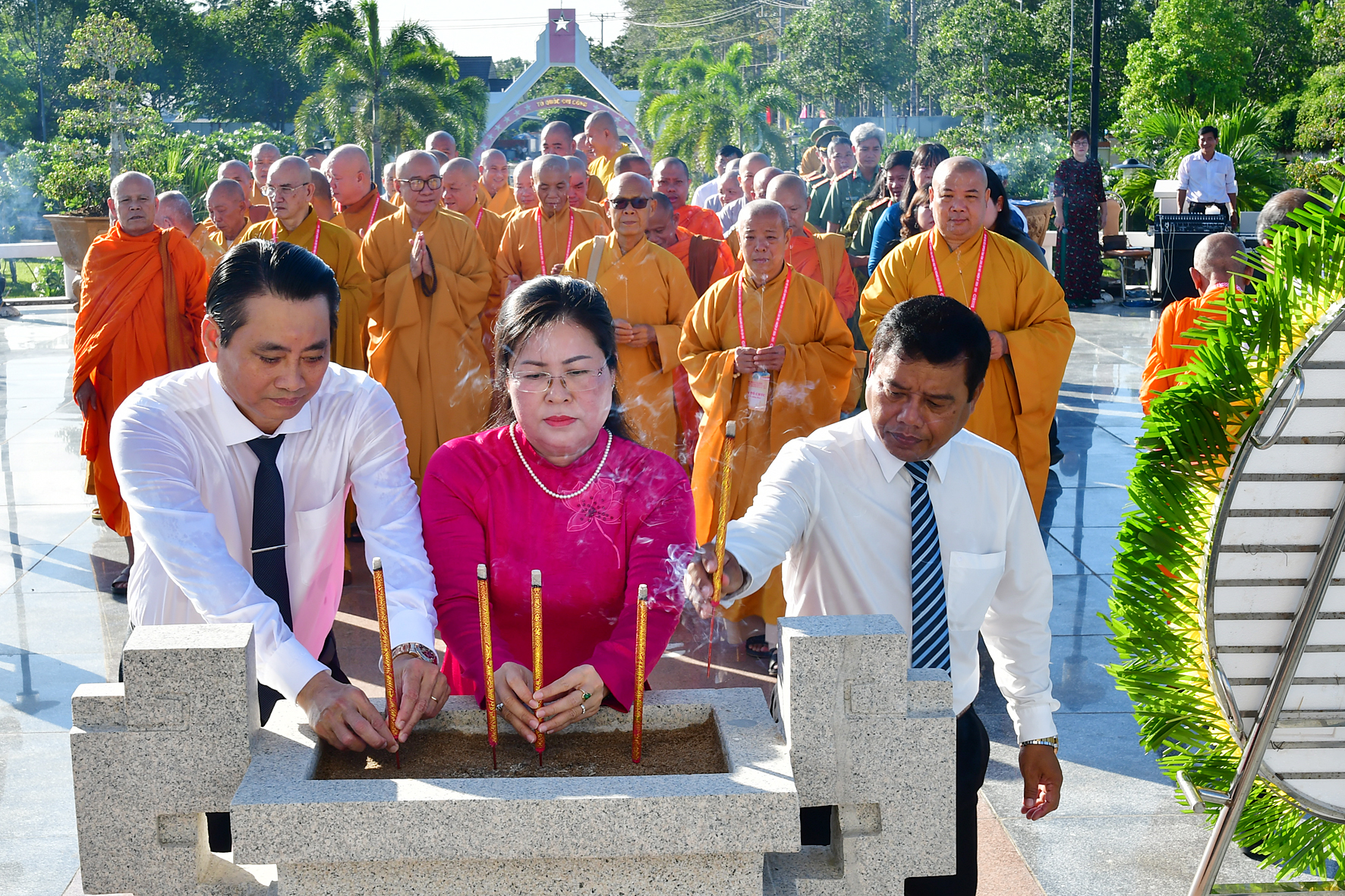 Lãnh đạo tỉnh thắp hương các Anh hùng liệt sĩ tại nghĩa trang của tỉnh tại phường Long Đức.