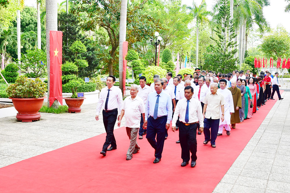 Lãnh đạo tỉnh và đại biểu đến viếng Chủ tịch Hồ Chí Minh.