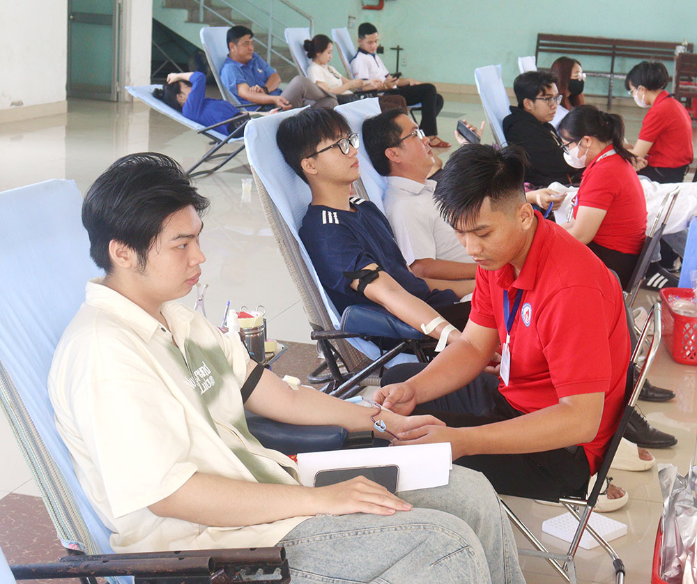 Sinh viên Trường ĐH Xây dựng Miền Tây tham gia hiến máu tình nguyện.
