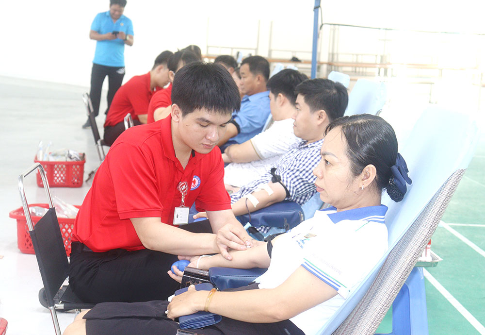 Đoàn viên, công nhân, viên chức, lao động tham gia hiến máu tình nguyện.