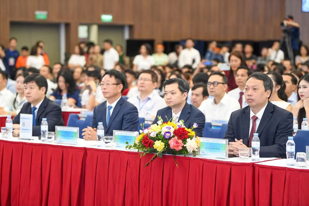 Các đại biểu tham dự khai mạc.