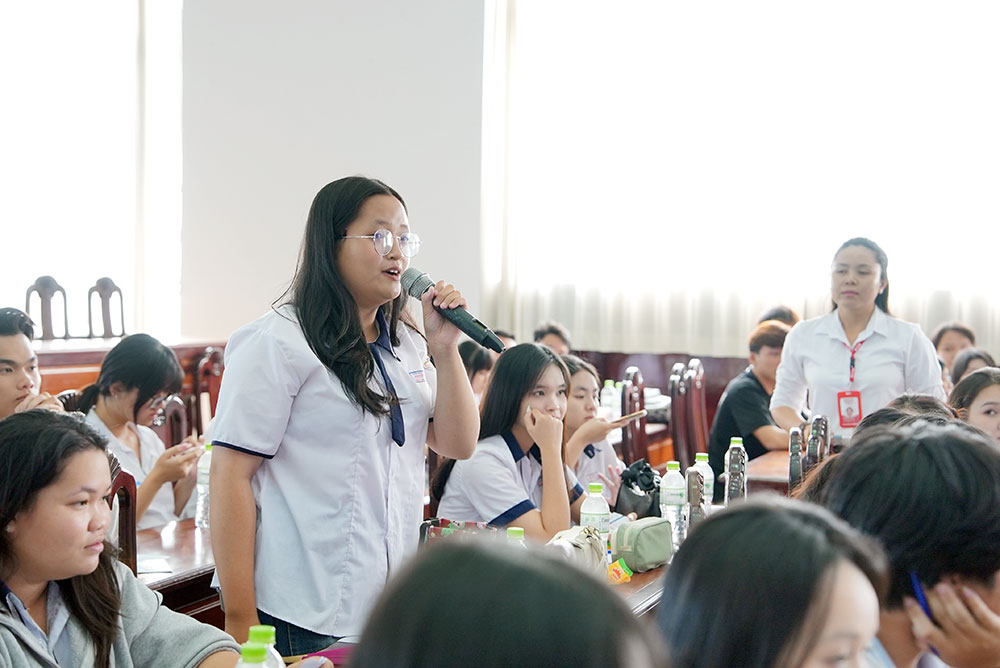 Học sinh tham gia đặt câu hỏi, được tư vấn trực tiếp tại chương trình.