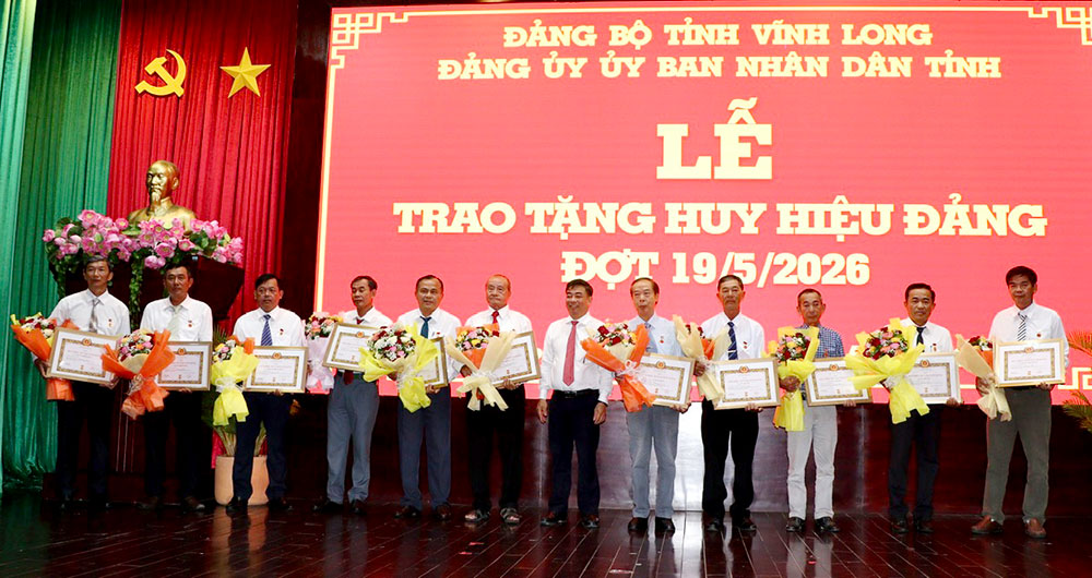 Đảng ủy UBND tỉnh Vĩnh Long trao Huy hiệu Đảng dịp 19/5/2026 cho 11 đảng viên.