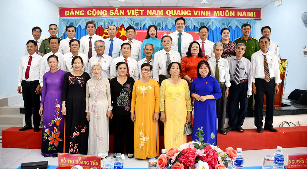 Đồng chí Hồ Thị Hoàng Yến - Ủy viên Ban Chấp hành Trung ương Đảng, Phó Bí thư Thường trực Tỉnh ủy Vĩnh Long chụp hình lưu niệm cùng 10 đảng viên được trao huy hiệu Đảng và các đại biểu tham dự lễ. 