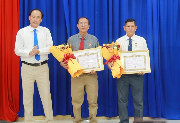 Đảng ủy các cơ quan Đảng tỉnh trao tặng Huy hiệu Đảng đợt 19/5