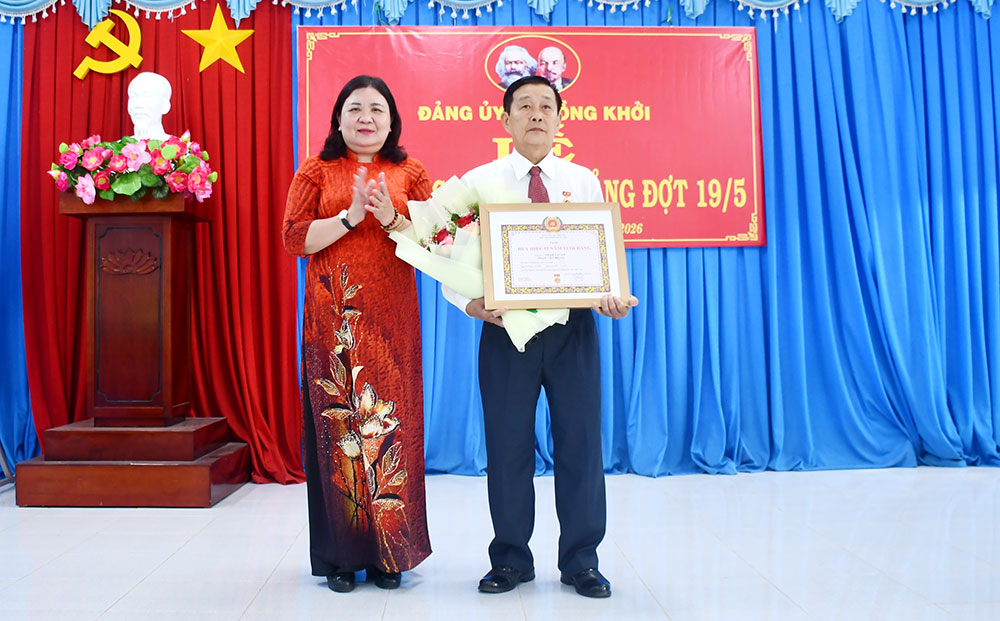 Đồng chí Hồ Thị Hoàng Yến - Ủy viên Ban Chấp hành Trung ương Đảng, Phó Bí thư Thường trực Tỉnh ủy Vĩnh Long trao tặng Huy hiệu Đảng cho các đảng viên cao niên tuổi đảng tại xã Đồng Khởi.