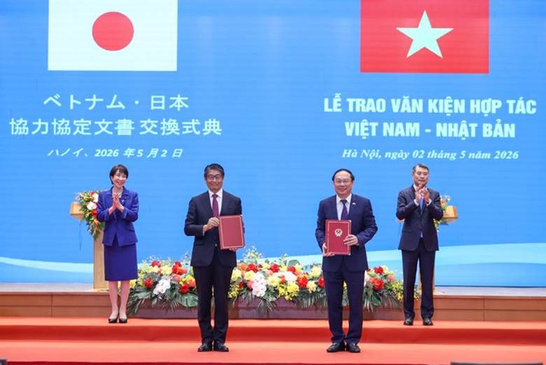 
Thủ tướng Lê Minh Hưng và Thủ tướng Takaichi Sanae chứng kiến trao Bản ghi nhớ hợp tác về tăng trưởng carbon thấp giữa Chính phủ nước Việt Nam và Chính phủ Nhật Bản thực hiện cơ chế tín chỉ chung - Ảnh: VGP/Nhật Bắc