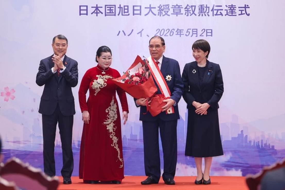 
Thủ tướng Chính phủ Lê Minh Hưng tặng hoa chúc mừng nguyên Tổng Bí thư Nông Đức Mạnh - Ảnh: VGP/Nhật Bắc