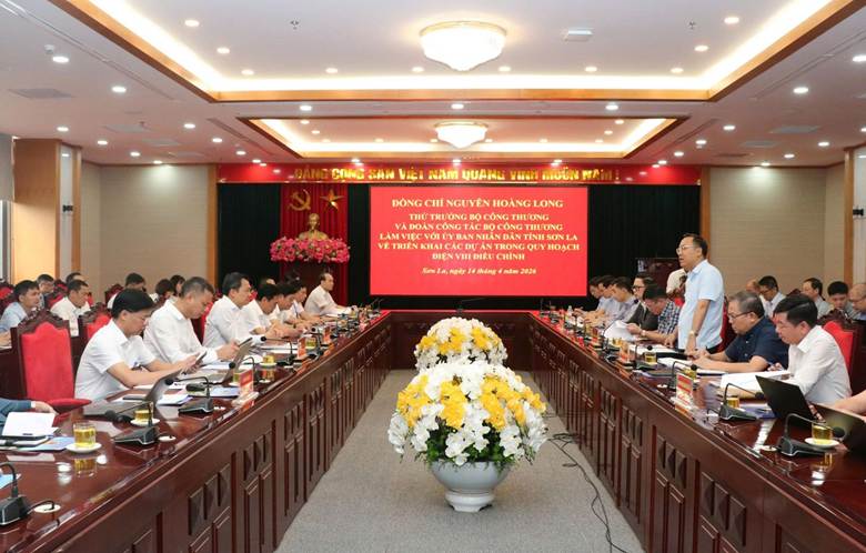 
Thứ trưởng Nguyễn Hoàng Long trong chuyến công tác tại tỉnh Sơn La. Ảnh: TC Công Thương