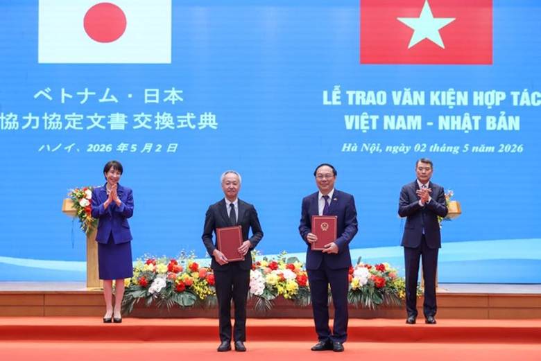 
Thủ tướng Lê Minh Hưng và Thủ tướng Takaichi Sanae chứng kiến trao Bản ghi nhớ hợp tác giữa Cục Quản lý và Xây dựng công trình thuỷ lợi, Bộ Nông nghiệp và Môi trường Việt Nam và Tổng cục Phát triển nông thôn, Bộ Nông Lâm Ngư nghiệp Nhật Bản về trao đổi công nghệ, kỹ thuật trong lĩnh vực thủy lợi - Ảnh: VGP/Nhật Bắc