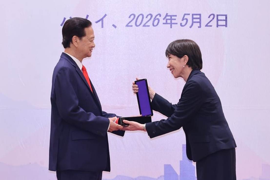 
Thay mặt Nhà nước và Chính phủ Nhật Bản, Thủ tướng Takaichi Sanae trao Huân chương Mặt trời mọc hạng nhất Đại thập tự cho nguyên Thủ tướng Chính phủ Nguyễn Tấn Dũng - Ảnh: VGP/Nhật Bắc