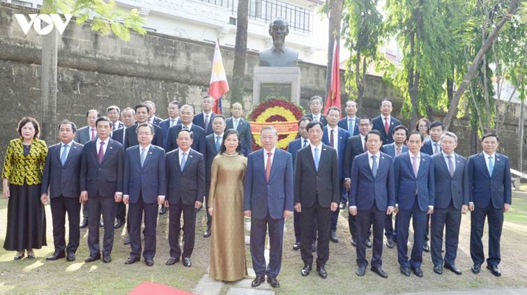 Tổng Bí thư, Chủ tịch nước Tô Lâm và Phu nhân cùng đoàn đại biểu cấp cao Việt Nam dâng hoa tại Tượng đài Chủ tịch Hồ Chí Minh.