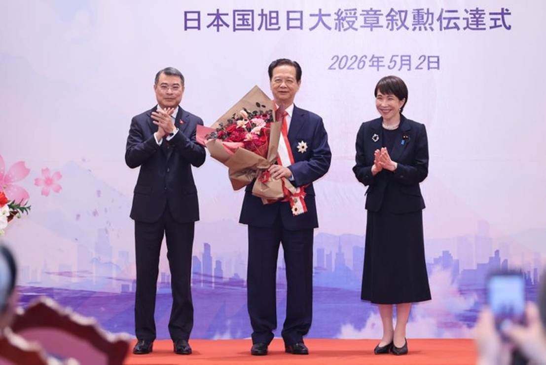 
Thủ tướng Chính phủ Lê Minh Hưng tặng hoa chúc mừng nguyên Thủ tướng Chính phủ Nguyễn Tấn Dũng - Ảnh: VGP/Nhật Bắc