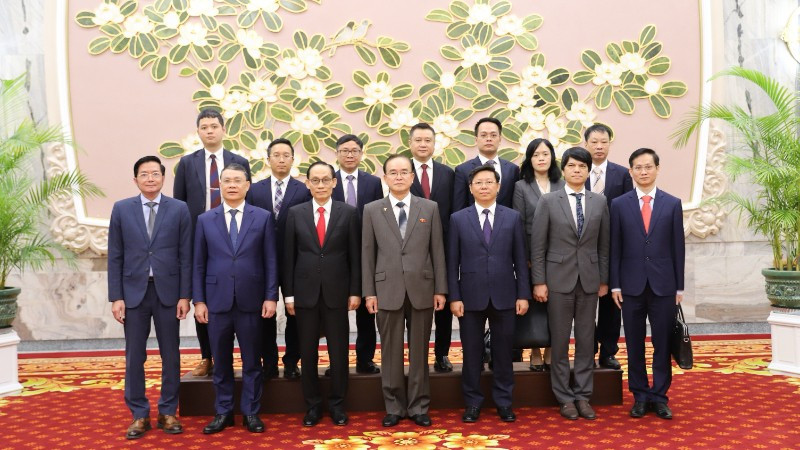 Đoàn công tác do đồng chí Lê Hoài Trung dẫn đầu chụp ảnh lưu niệm với Chủ tịch Ủy ban Thường vụ Hội nghị nhân dân tối cao kiêm Chủ tịch Hội nghị nhân dân tối cao Triều Tiên Cho Yong Won. (Ảnh: TTXVN)