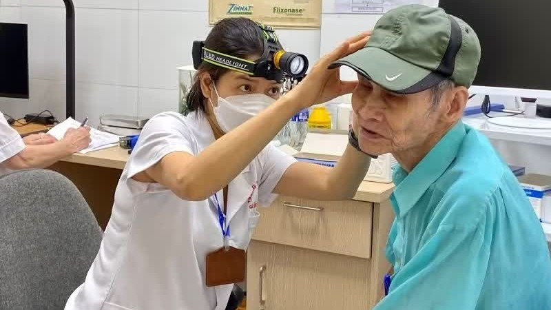 Các y, bác sĩ khám cho người có khuyết tật, người trong hộ cận nghèo tại Phòng khám 21 Phan Chu Trinh, Hà Nội.

