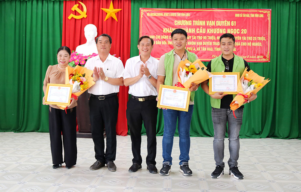 UBND xã Tân Hào trao thư cảm ơn nhà tài trợ.