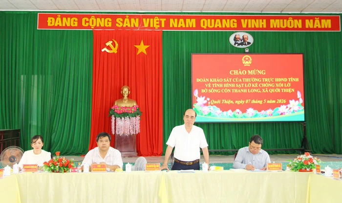 Đoàn khảo sát của Thường trực HĐND khảo sát tình hình sạt lở tại xã Quới Thiện