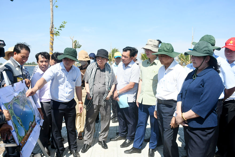 Bí thư Tỉnh uỷ Trần Văn Lâu cùng đoàn công tác nghe báo cáo tiến độ Dự án Hồ chứa nước ngọt Lạc Địa.