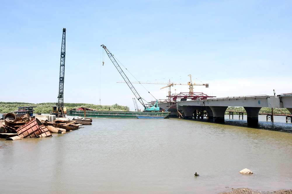 Cầu Ba Lai 8 (xã Thạnh Phước) đang được khẩn trương thi công, kết nối tuyến đường bộ ven biển.
