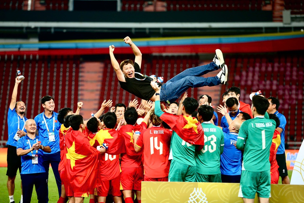 HLV Kim Sang-sik được các học trò U.22 Việt Nam công kênh sau tấm HCV SEA Games 33

Ảnh: Đồng Nguyên Khang


