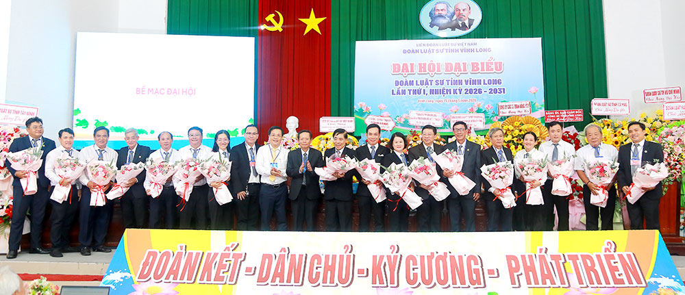 Ban Chủ nhiệm, Hội đồng Khen thưởng, Kỷ luật và đại biểu dự Đại hội đại biểu Luật sư toàn quốc lần thứ IV ra mắt đại hội.